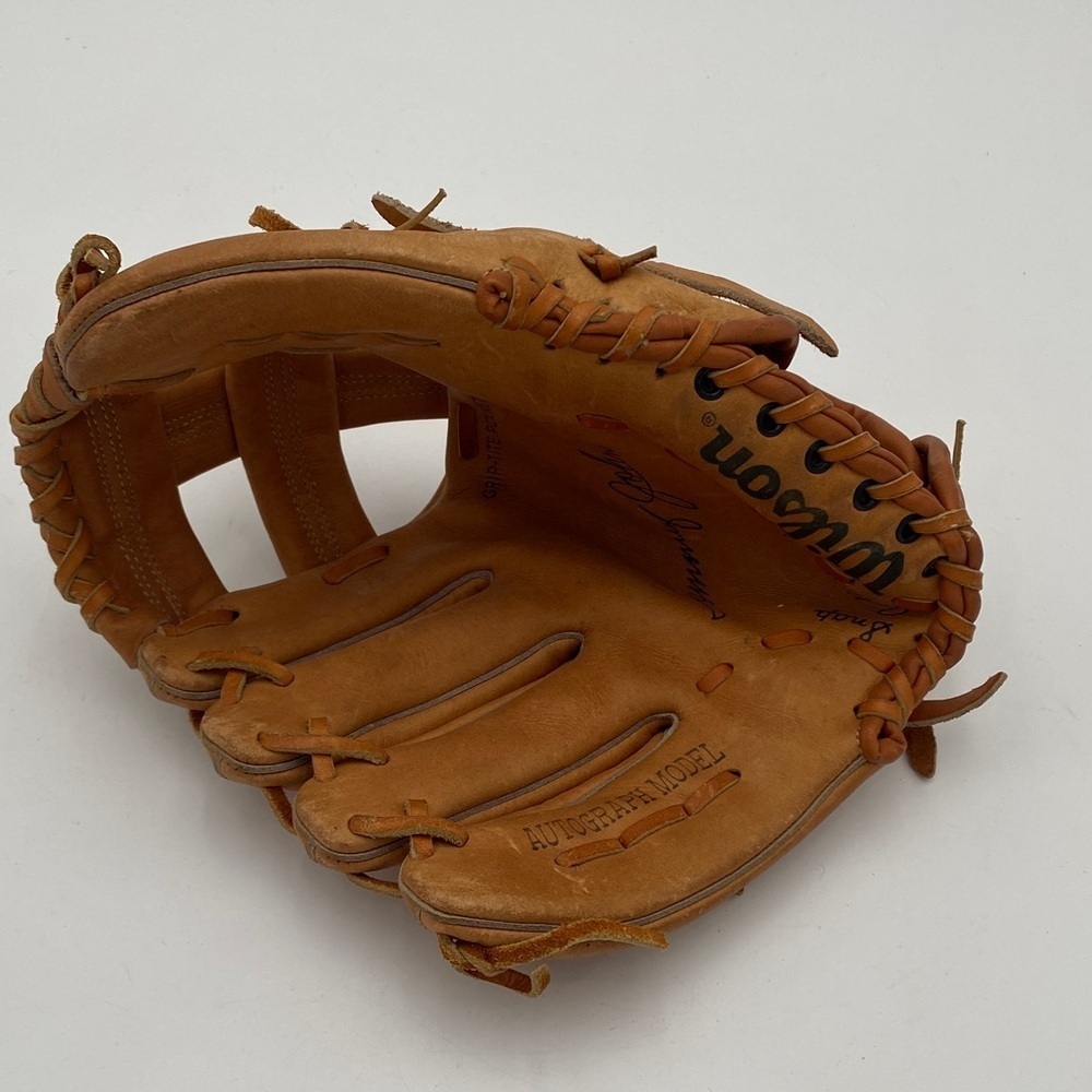 Wilson Classic Leather Baseball Glove gripe tote pockets